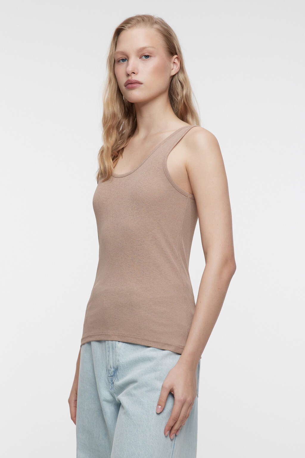 Майка свободная в рубчик на широких бретелях - цвет коричневый - 2