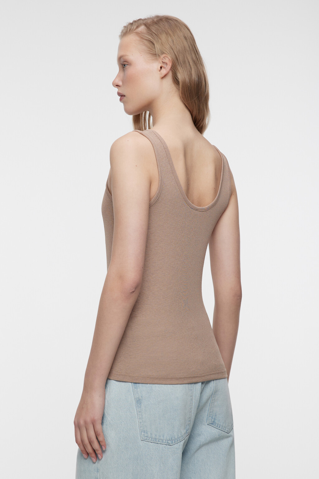 Майка свободная в рубчик на широких бретелях - цвет коричневый - 3