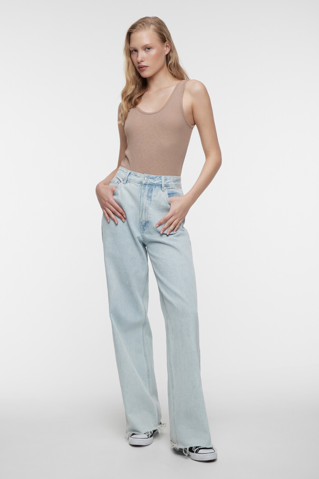 Майка свободная в рубчик на широких бретелях - цвет коричневый - 4