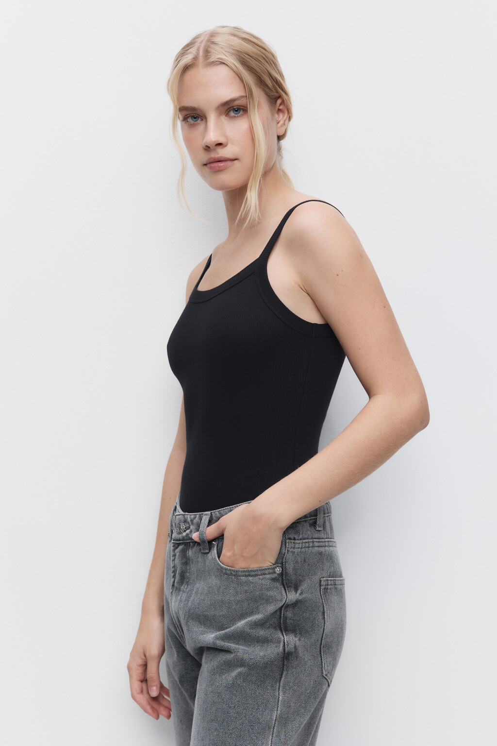 Майка-боди хлопковая облегающая на тонких бретельках - цвет черный - 3