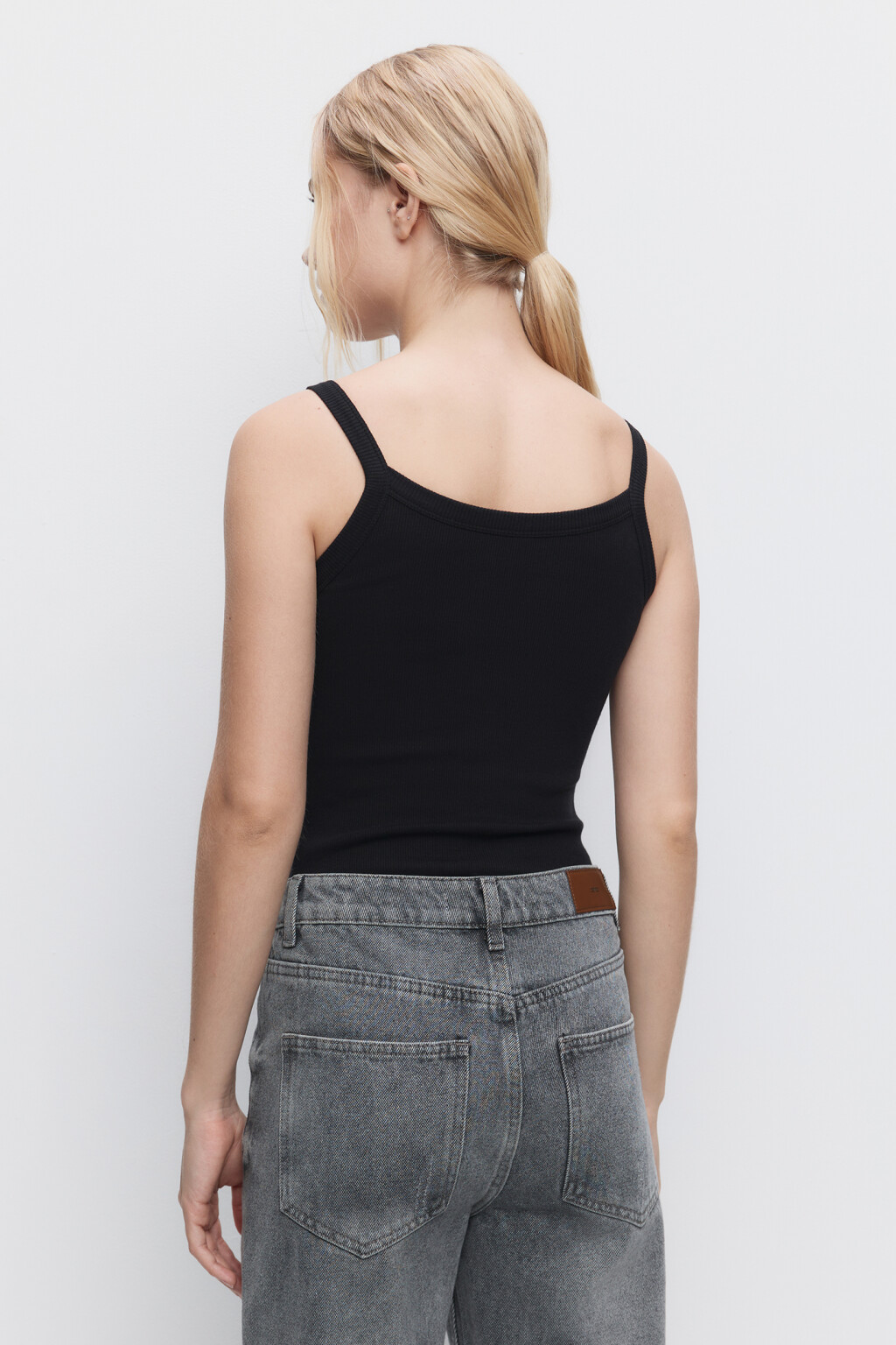 Майка-боди хлопковая облегающая на тонких бретельках - цвет черный - 5