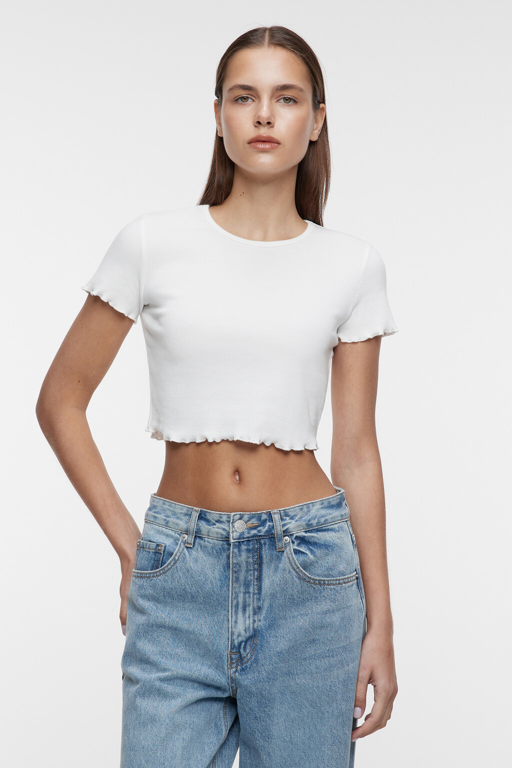 Топ-футболка хлопковый в рубчик с волнистыми краями - цвет белый - 2