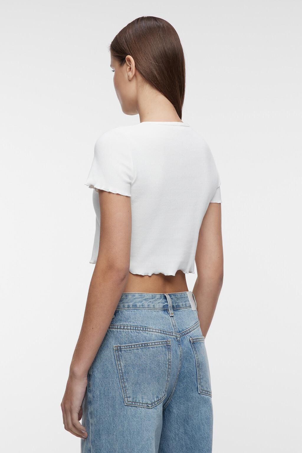 Топ-футболка хлопковый в рубчик с волнистыми краями - цвет белый - 4