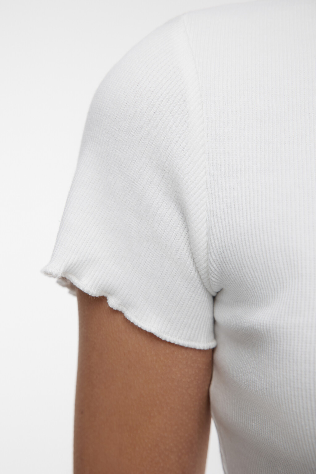 Топ-футболка хлопковый в рубчик с волнистыми краями - цвет белый - 5