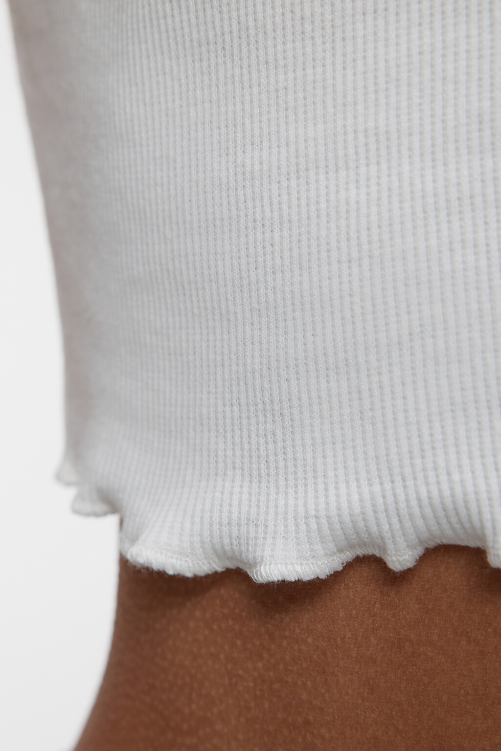 Топ-футболка хлопковый в рубчик с волнистыми краями - цвет белый - 6