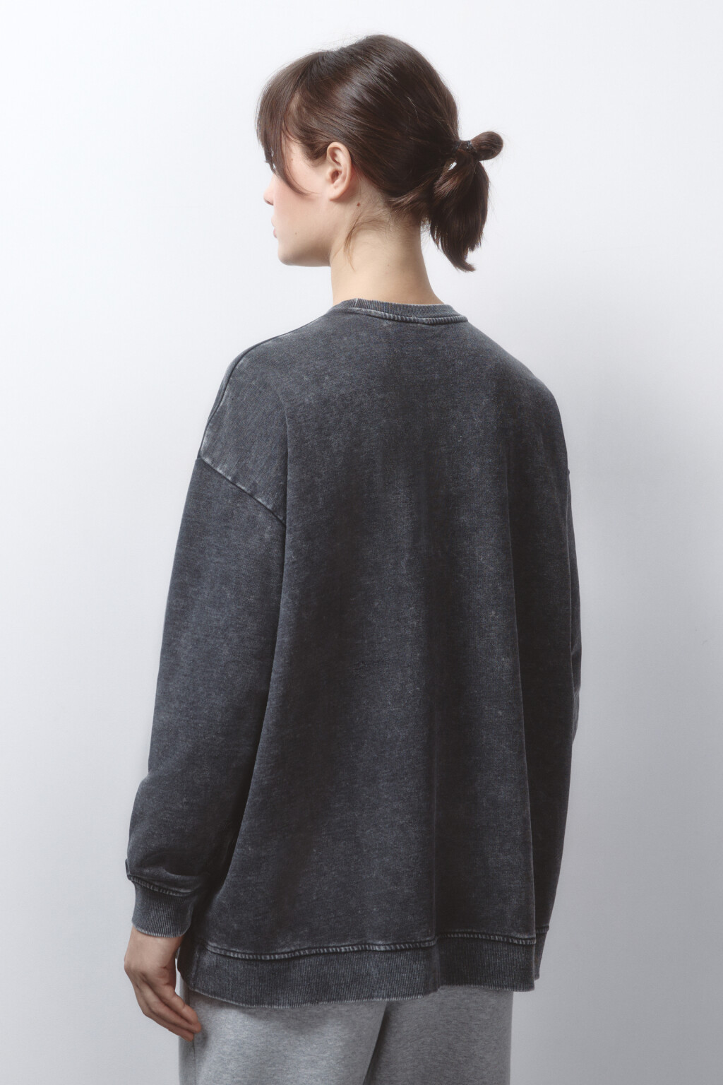 Свитшот oversize с вареным эффектом и стразами - цвет розовый - 4