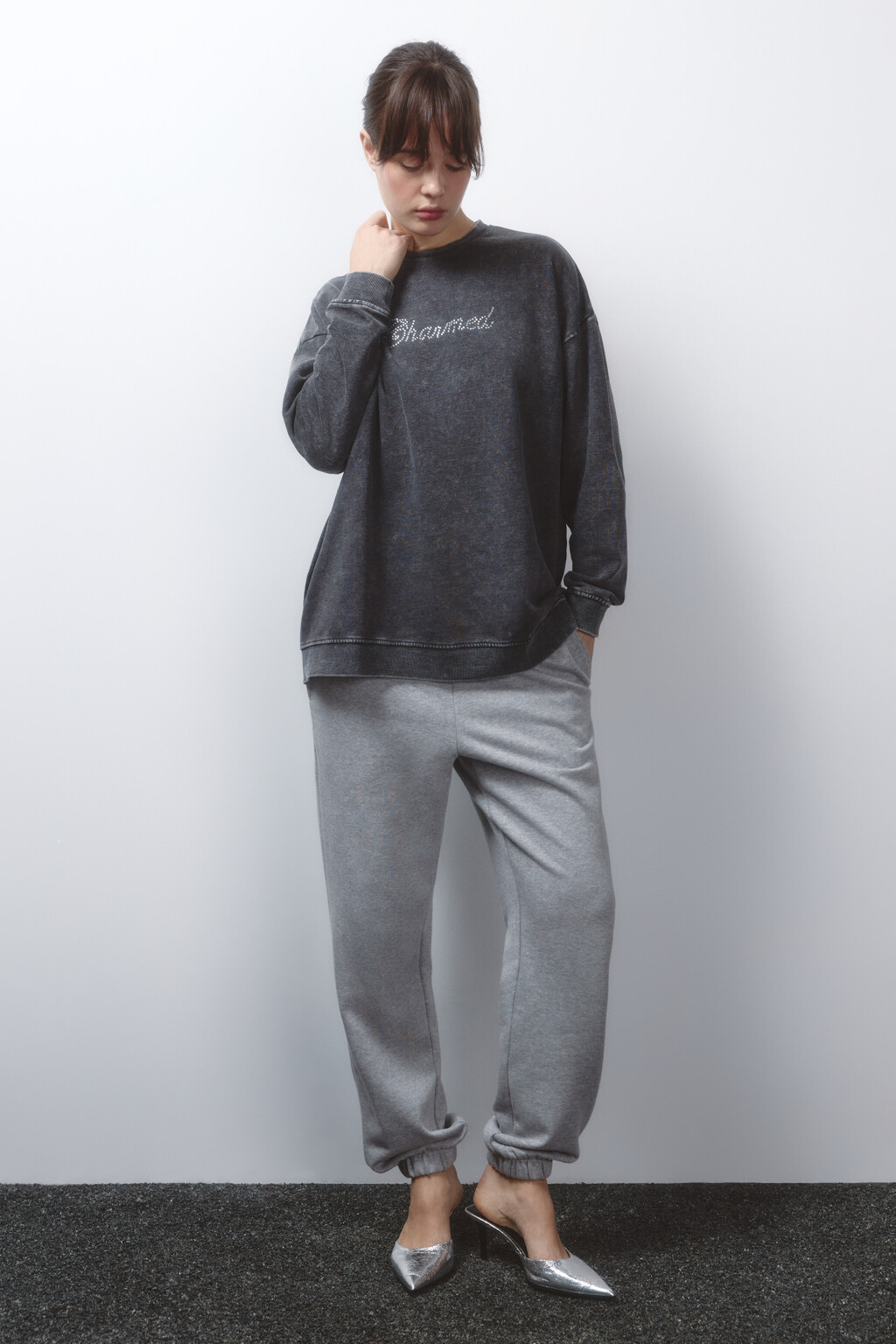 Свитшот oversize с вареным эффектом и стразами - цвет розовый - 5
