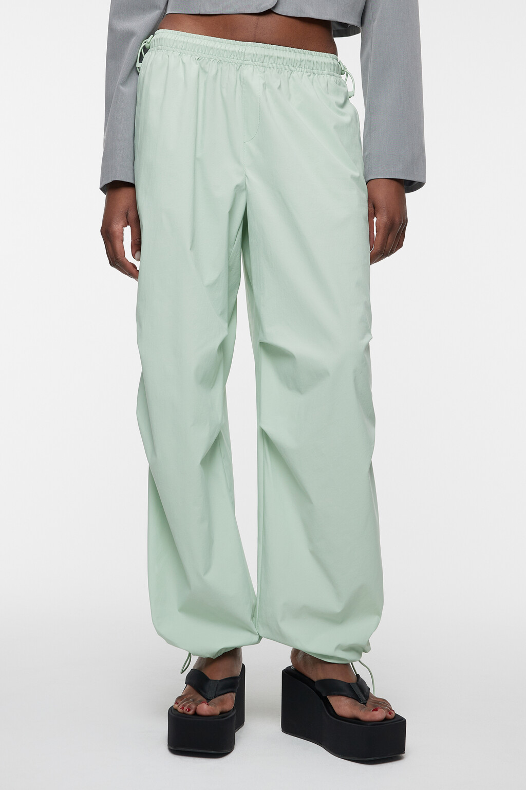 Брюки-парашюты свободные с утяжками на манжетах и поясе - цвет зеленый - 2