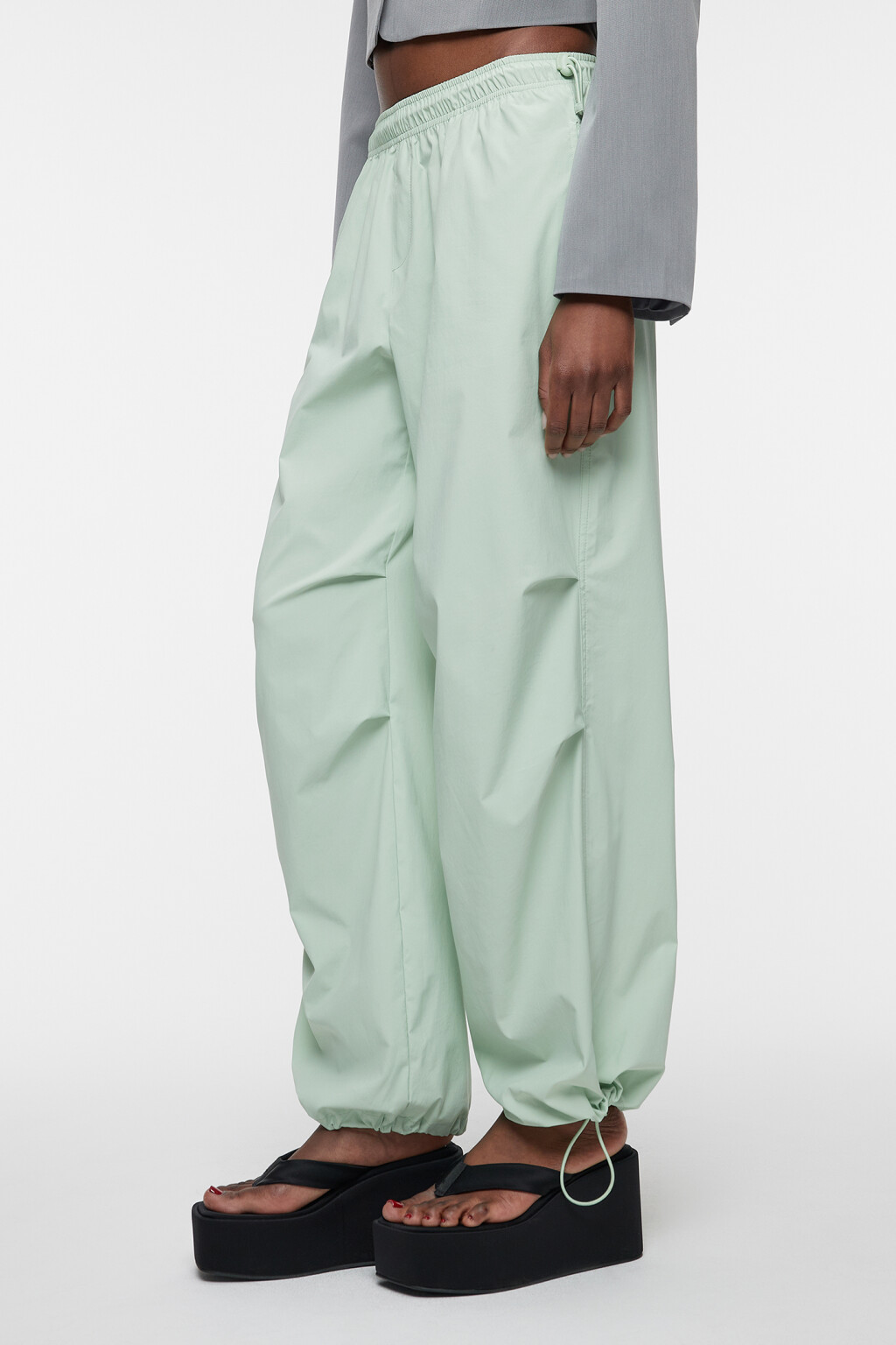 Брюки-парашюты свободные с утяжками на манжетах и поясе - цвет зеленый - 1