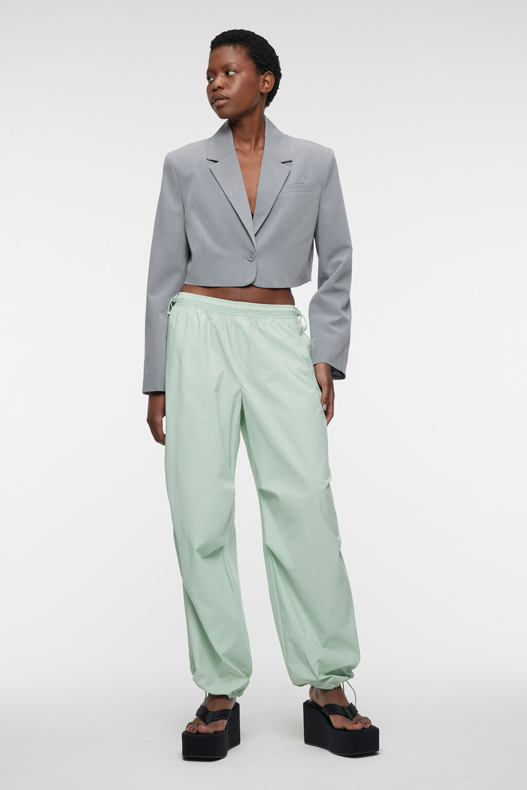 Брюки-парашюты свободные с утяжками на манжетах и поясе - цвет зеленый - 4