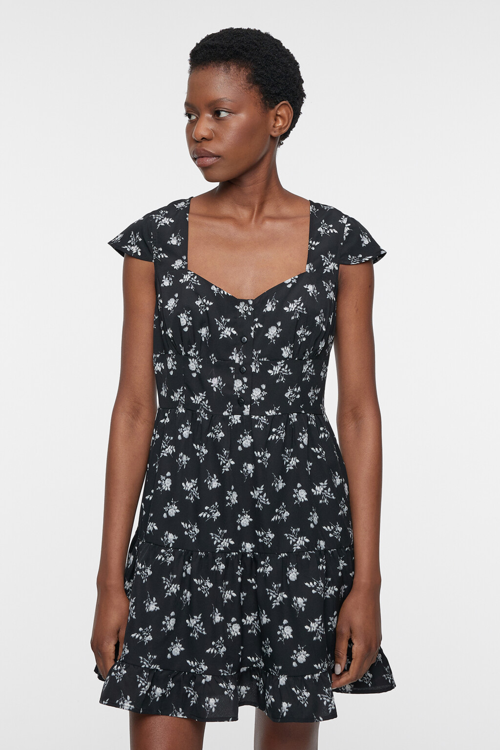 Платье мини А-силуэта с вырезом-каре и оборками - цвет черный - 2