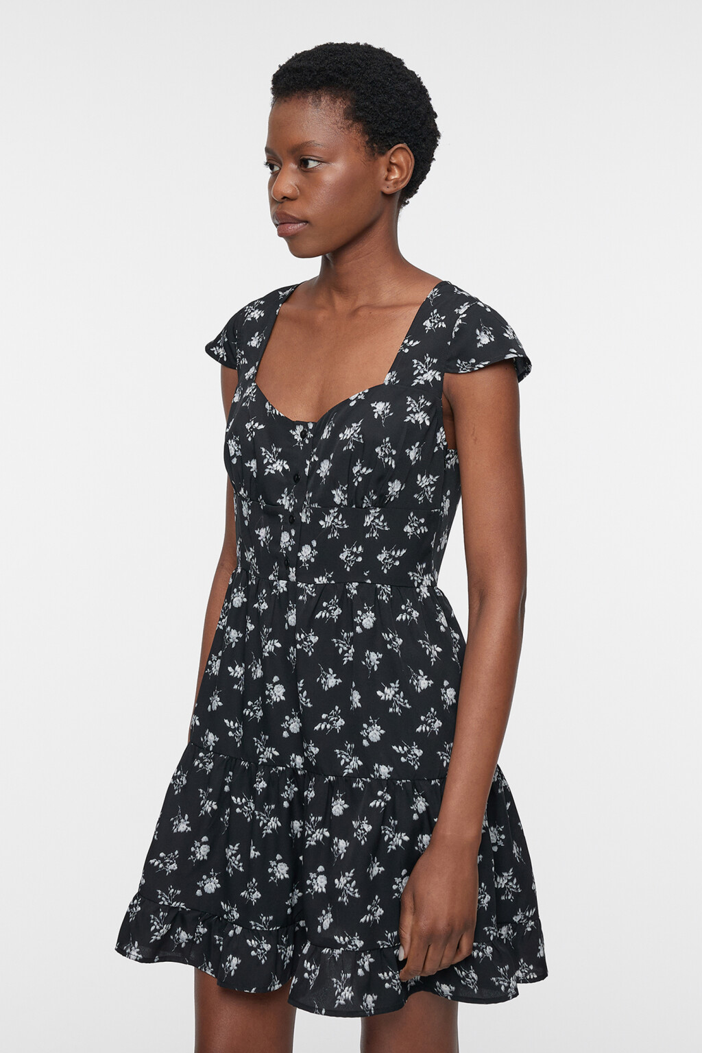 Платье мини А-силуэта с вырезом-каре и оборками - цвет черный - 3