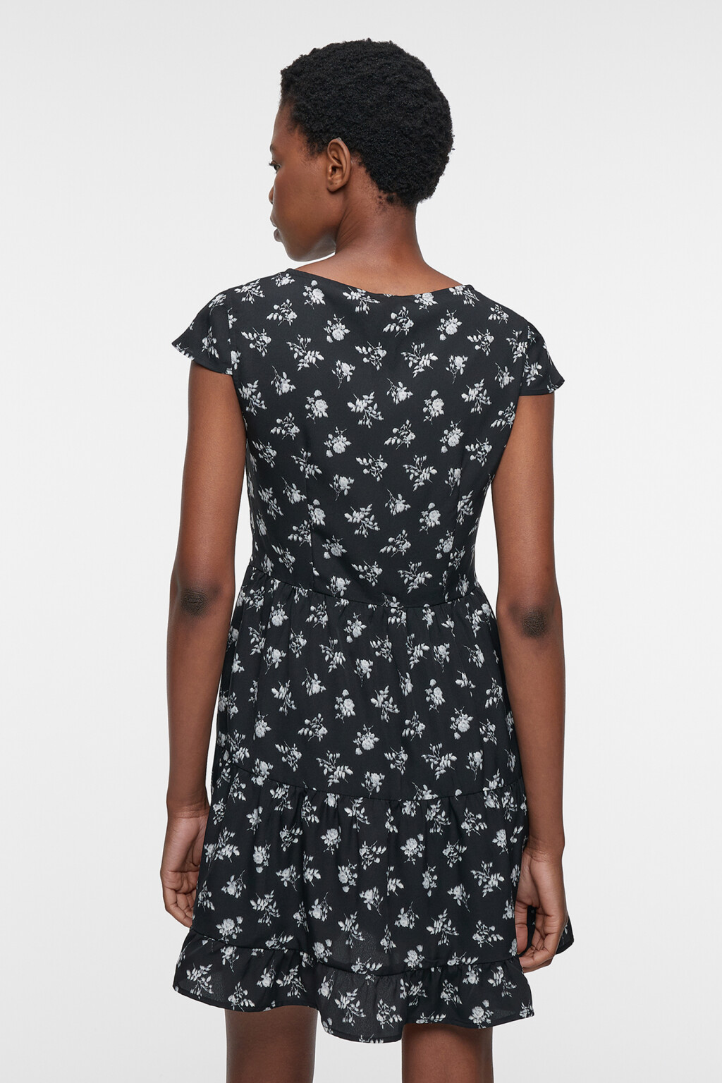 Платье мини А-силуэта с вырезом-каре и оборками - цвет черный - 4