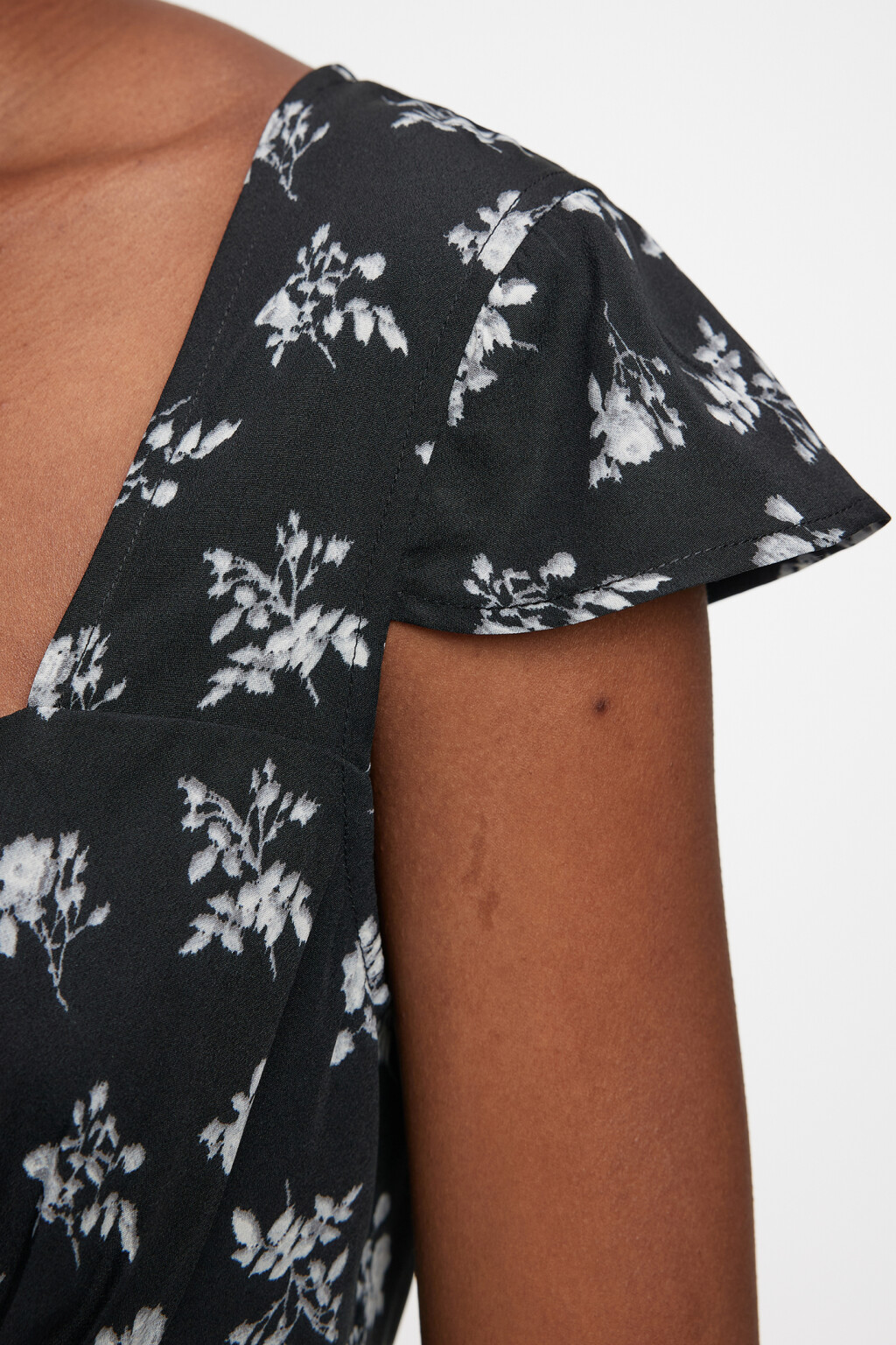 Платье мини А-силуэта с вырезом-каре и оборками - цвет черный - 6