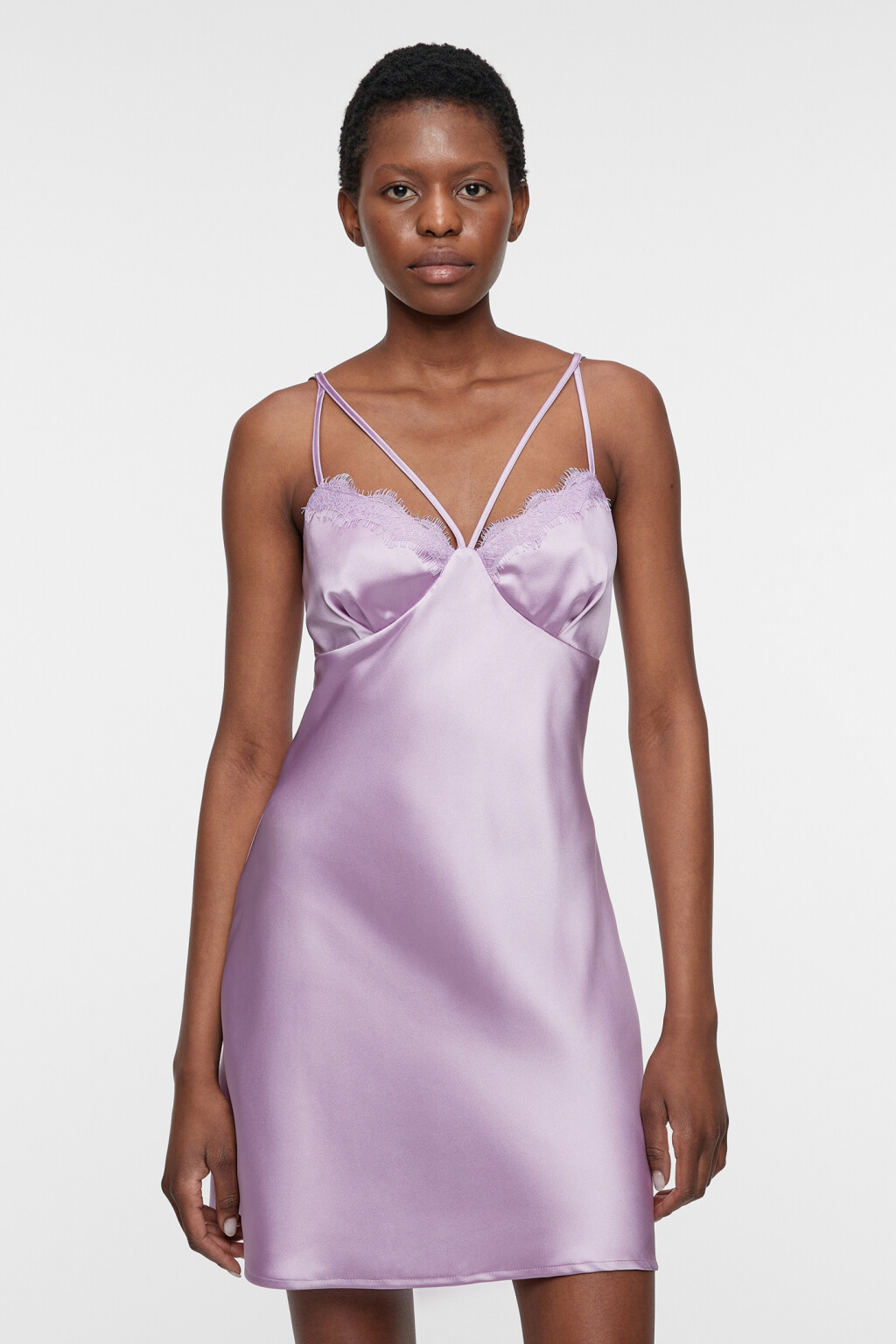 Платье-комбинация мини атласное с кружевной отделкой - цвет розовый - 3