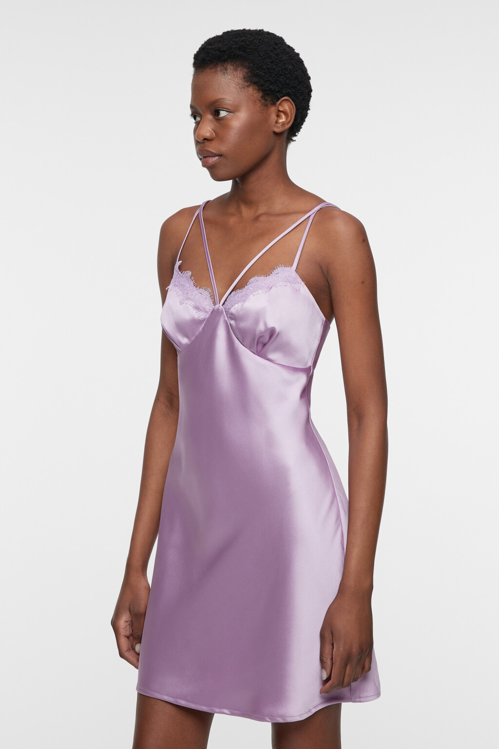 Платье-комбинация мини атласное с кружевной отделкой - цвет розовый - 4