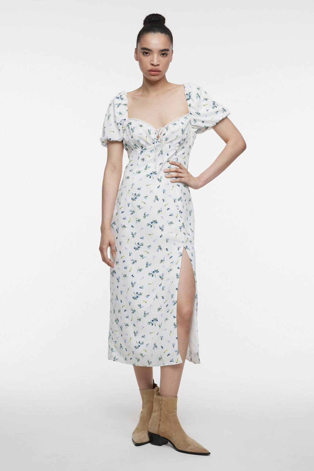 Платье миди приталенное с вырезом-сердечком и кружевом - цвет белый - 2