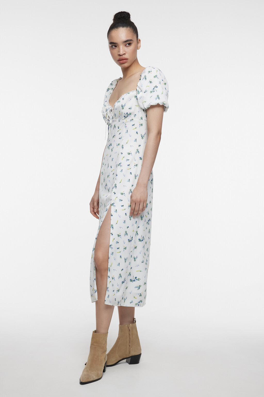 Платье миди приталенное с вырезом-сердечком и кружевом - цвет белый - 1