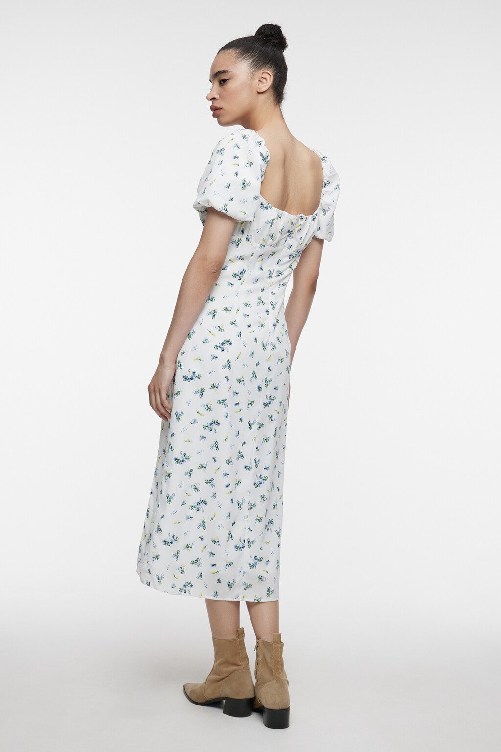 Платье миди приталенное с вырезом-сердечком и кружевом - цвет белый - 3