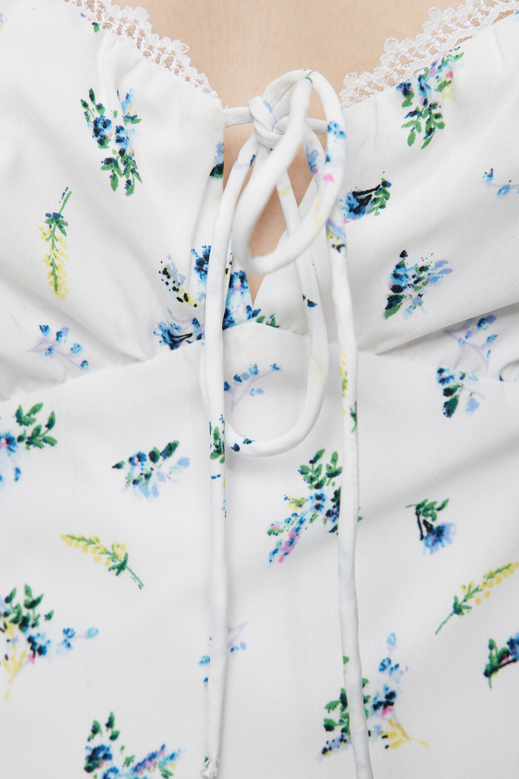 Платье миди приталенное с вырезом-сердечком и кружевом - цвет белый - 4