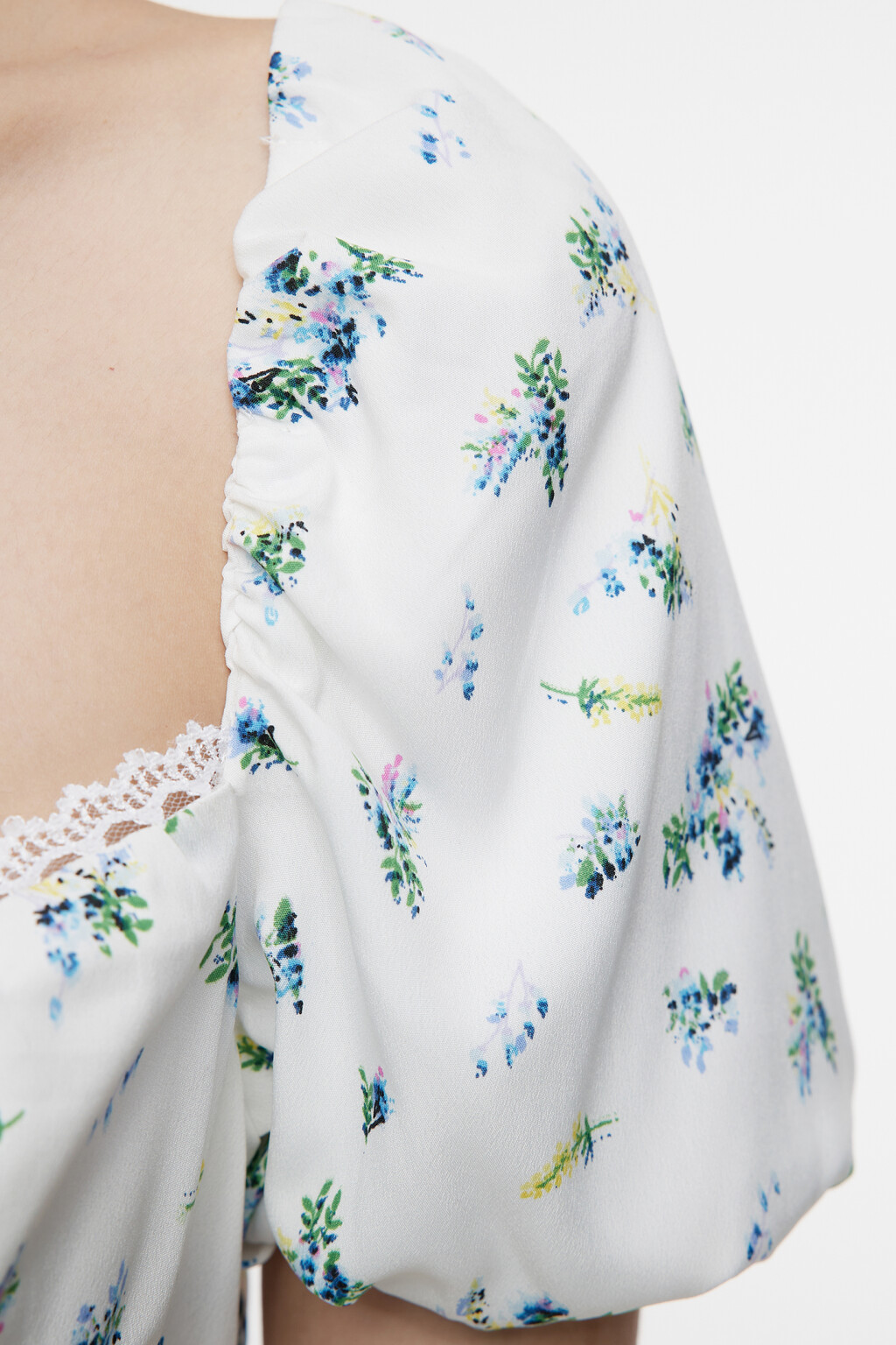 Платье миди приталенное с вырезом-сердечком и кружевом - цвет белый - 5