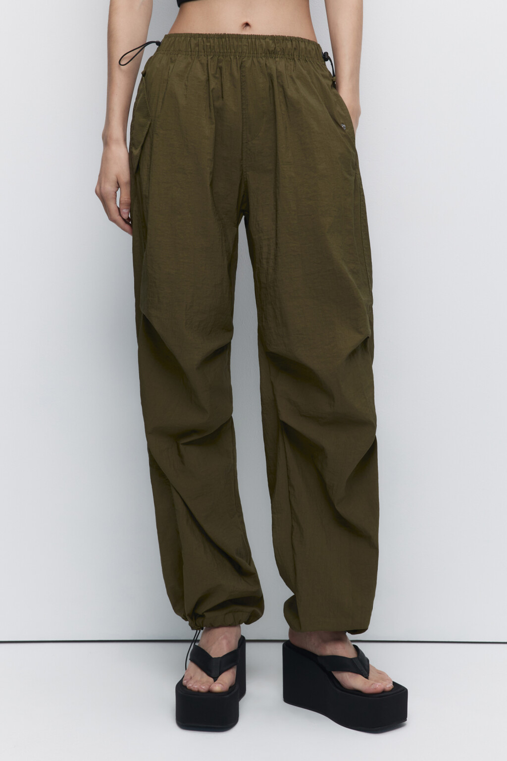 Брюки-парашюты широкие с утяжками на поясе и манжетах - цвет зеленый - 3