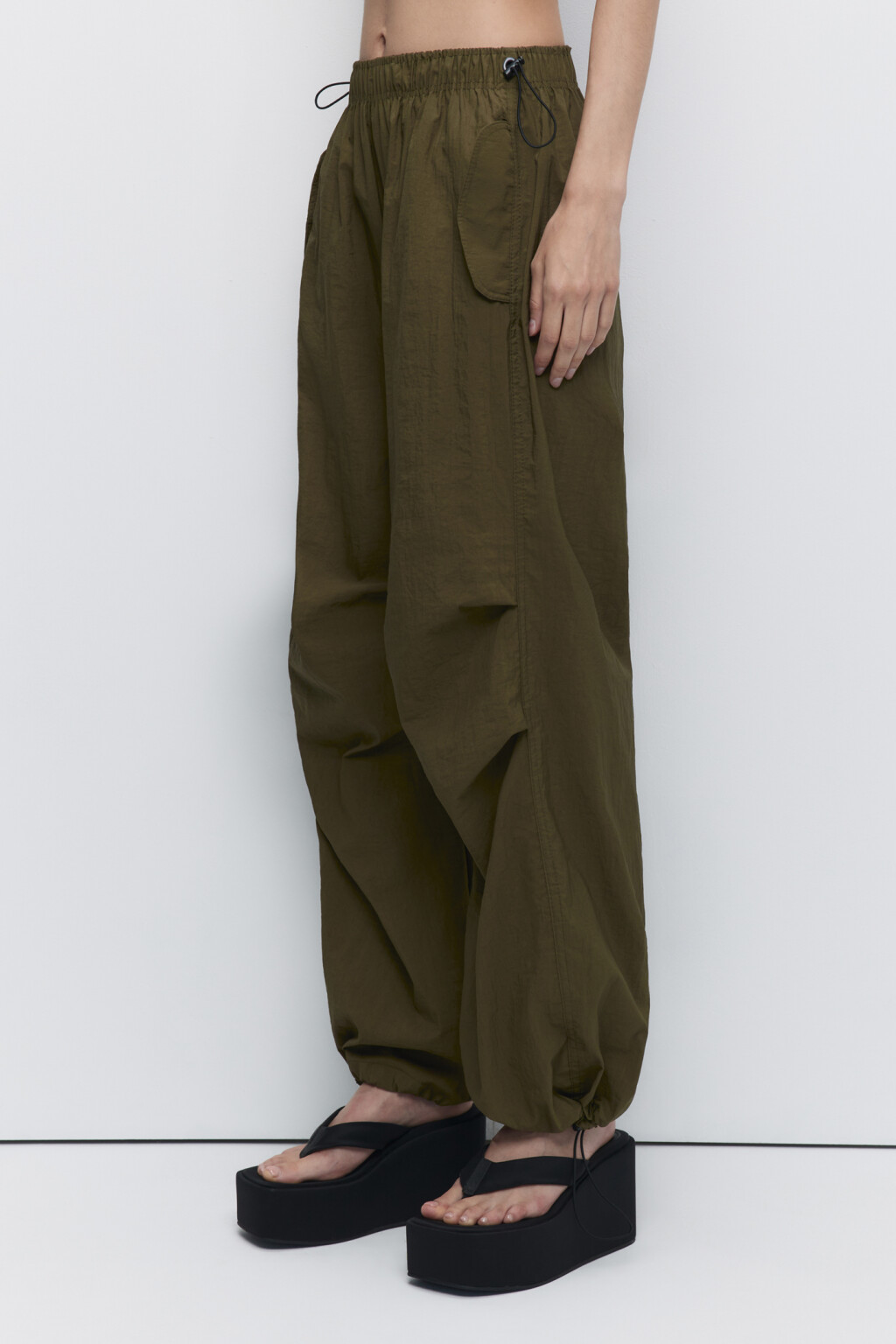 Брюки-парашюты широкие с утяжками на поясе и манжетах - цвет зеленый - 4