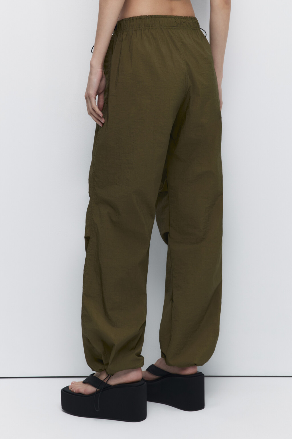 Брюки-парашюты широкие с утяжками на поясе и манжетах - цвет зеленый - 5