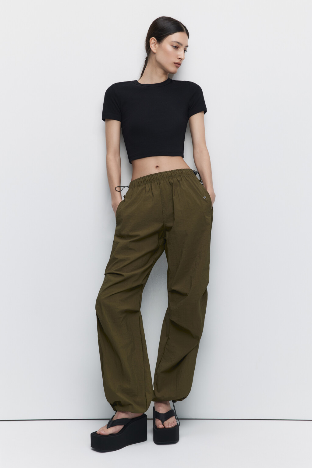 Брюки-парашюты широкие с утяжками на поясе и манжетах - цвет зеленый - 2