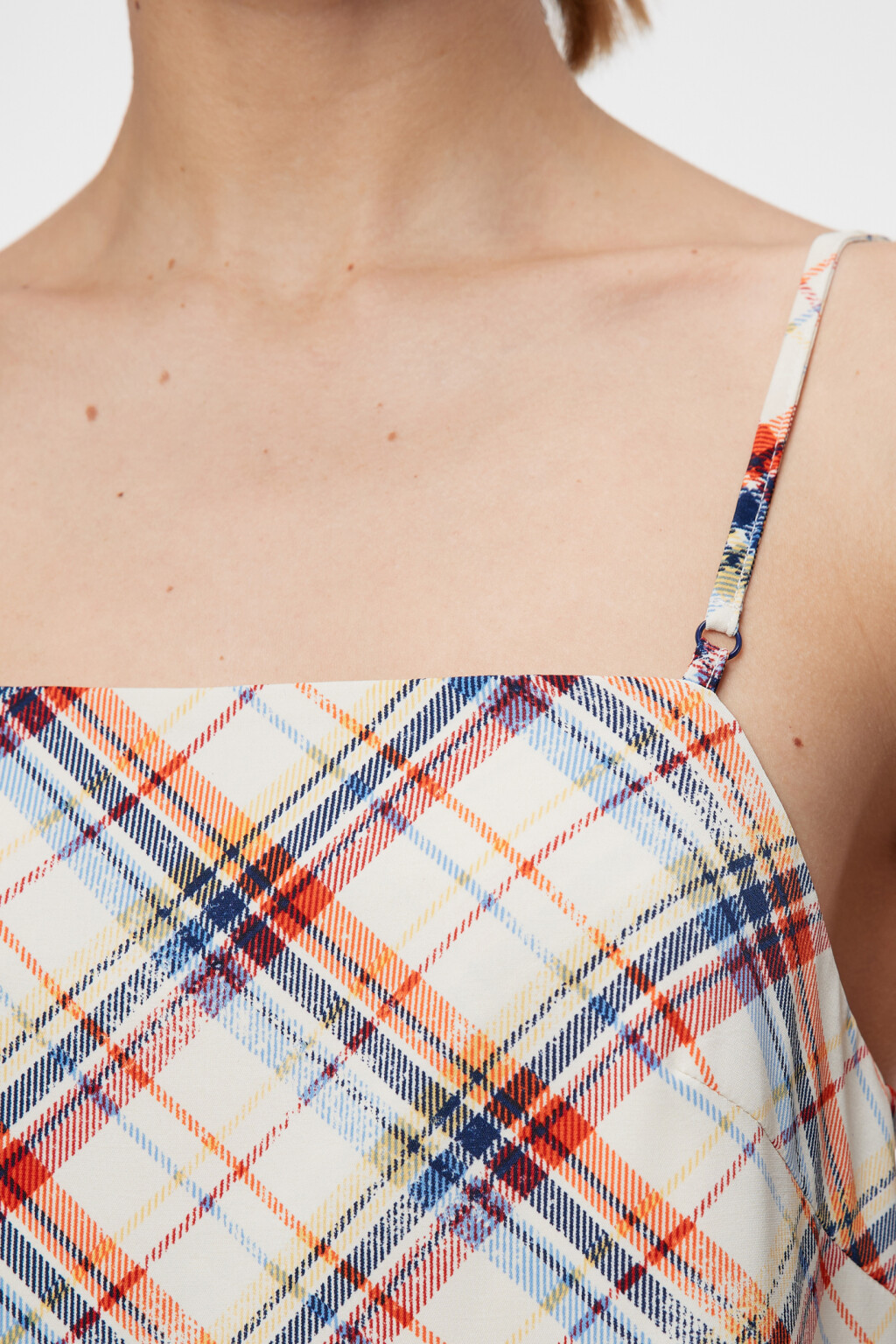 Платье-сарафан мини прямое на тонких бретельках - цвет бежевый - 5