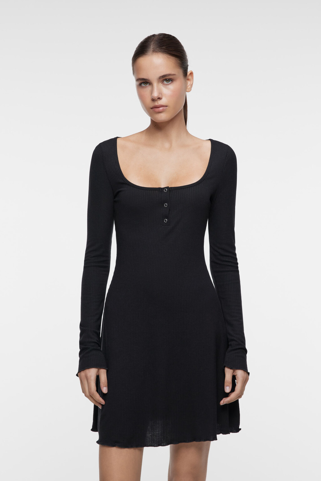 Платье А-силуэта мини трикотажное с вырезом-каре - цвет черный - 2