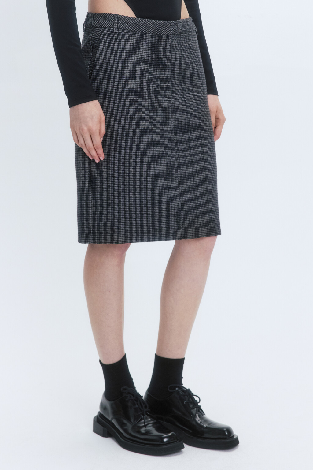 Юбка-карандаш миди в клетку с разрезом сзади - цвет серый - 4