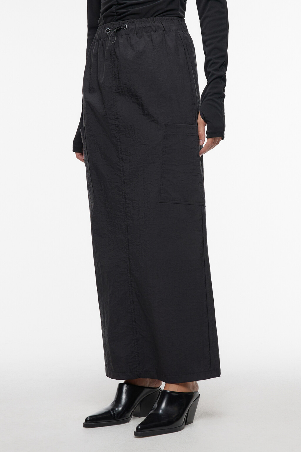 Юбка-парашют макси с низкой посадкой и карманами карго - цвет черный - 3