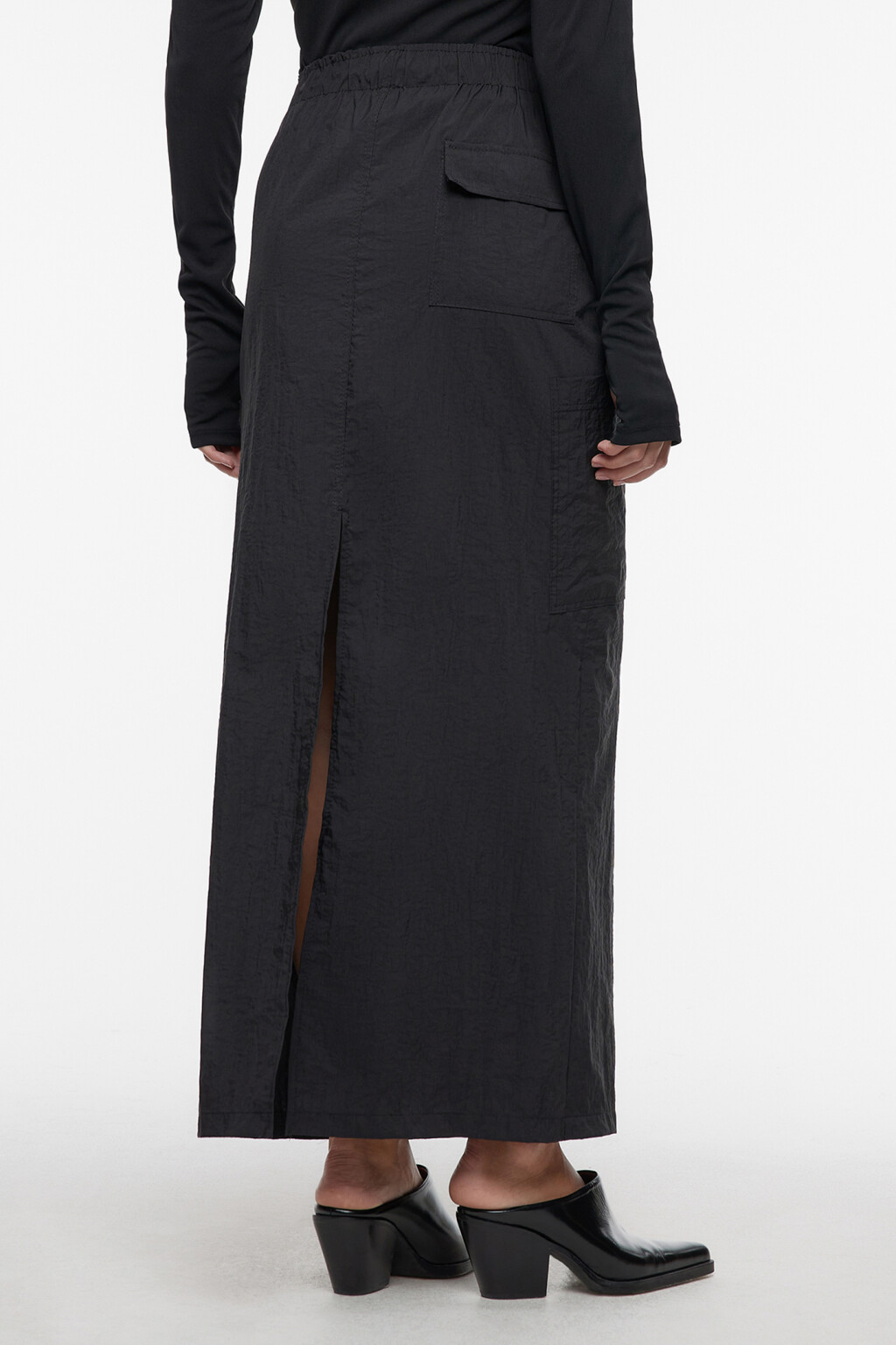 Юбка-парашют макси с низкой посадкой и карманами карго - цвет черный - 4