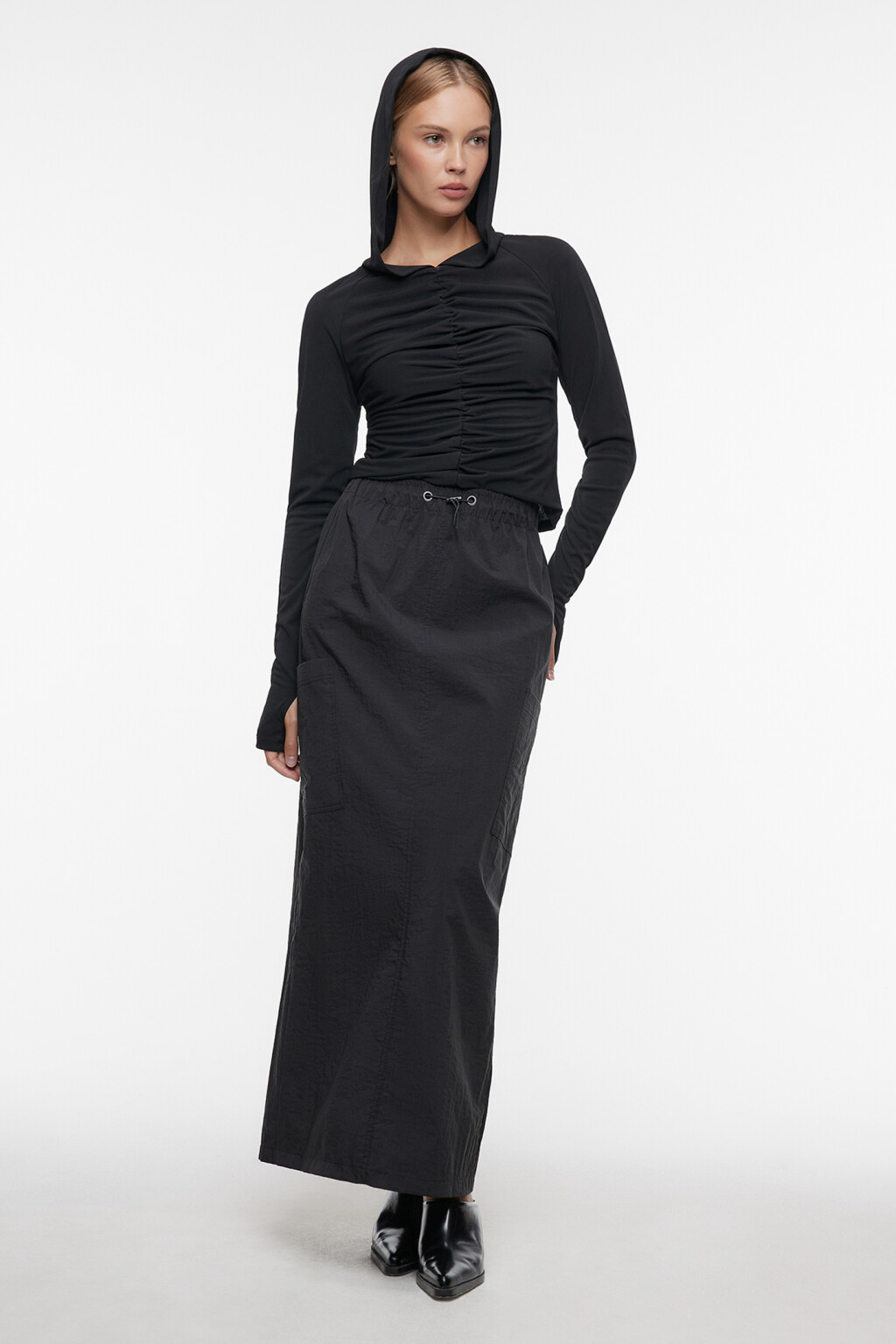 Юбка-парашют макси с низкой посадкой и карманами карго - цвет черный - 1