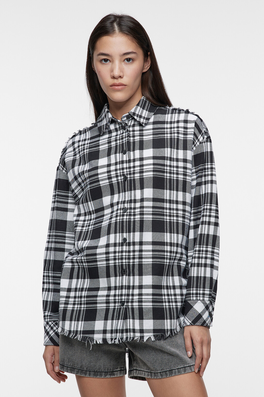 Рубашка oversize клетчатая обрезанная с бахромой - цвет черный - 2