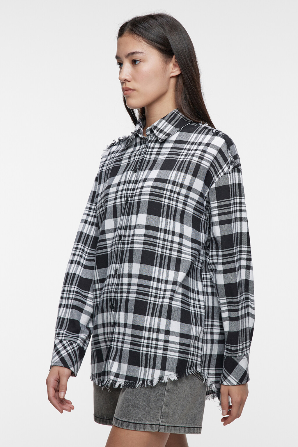 Рубашка oversize клетчатая обрезанная с бахромой - цвет черный - 3