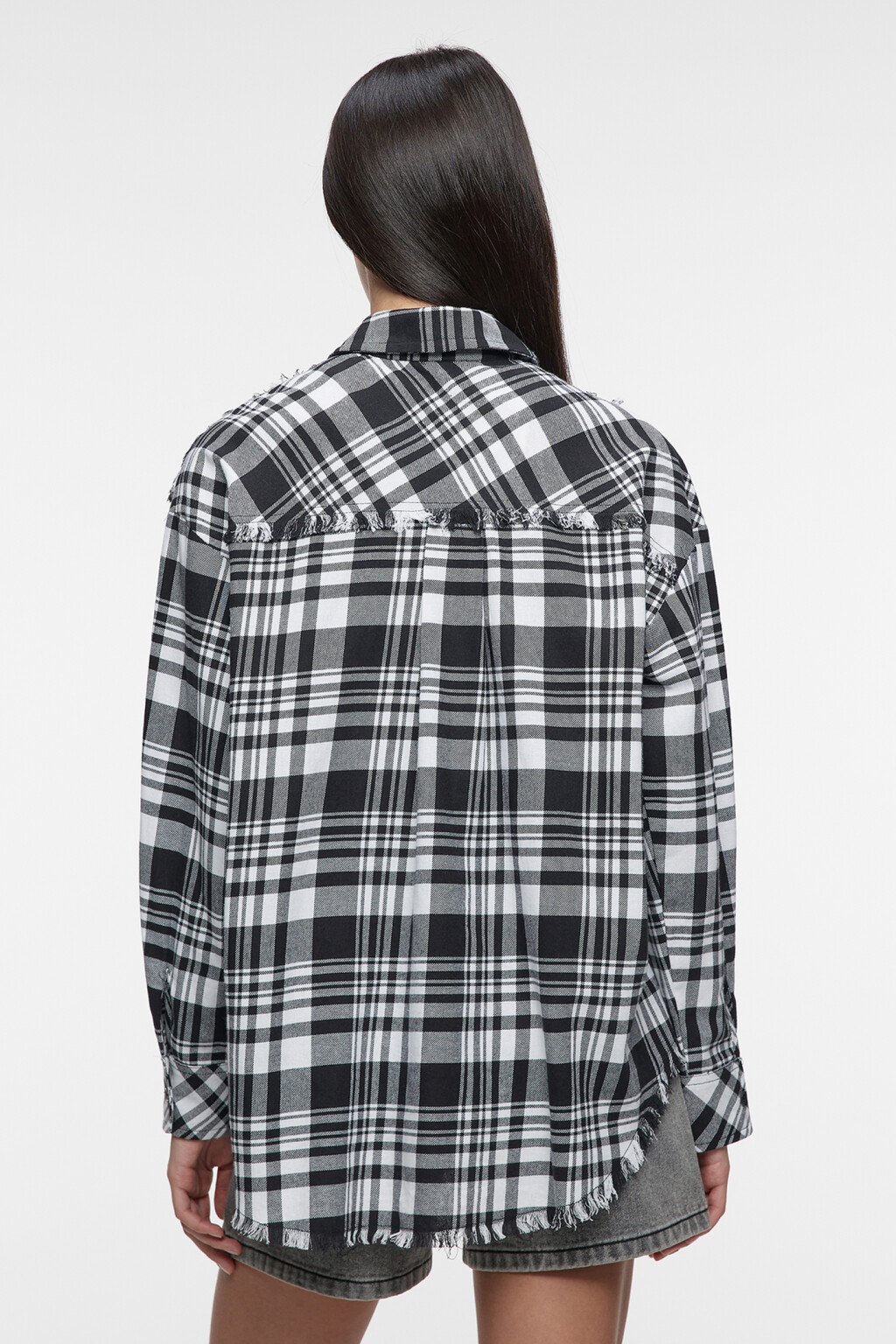 Рубашка oversize клетчатая обрезанная с бахромой - цвет черный - 4