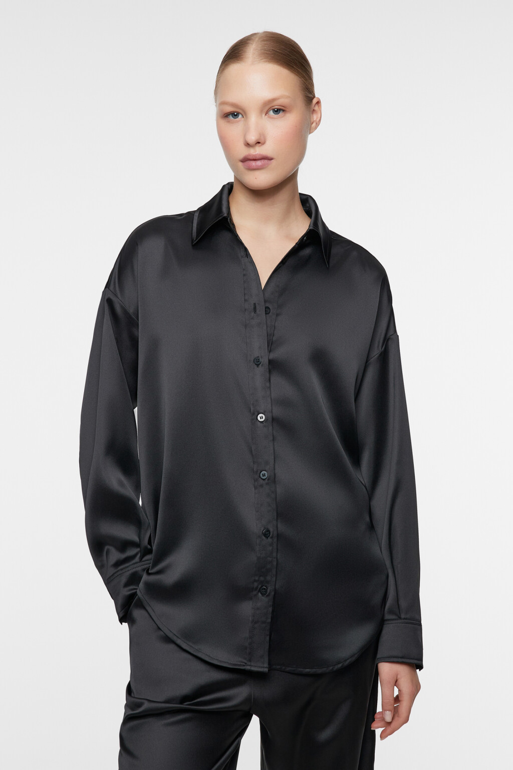 Блузка-рубашка oversize однотонная из атласной ткани - цвет черный - 2