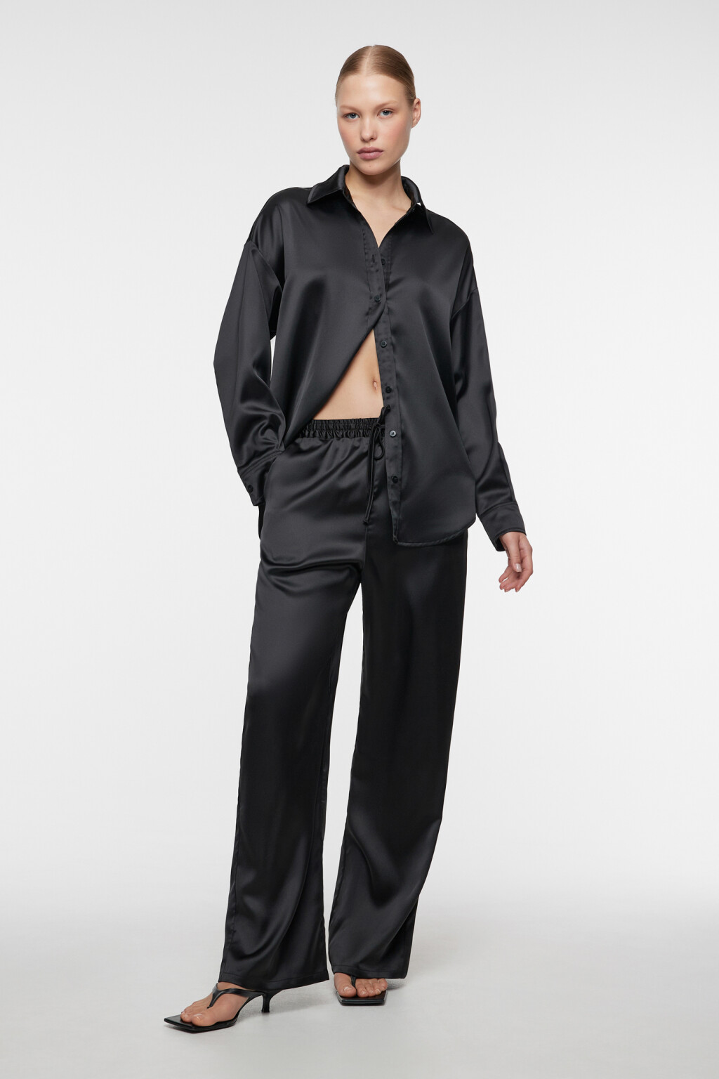 Блузка-рубашка oversize однотонная из атласной ткани - цвет черный - 5