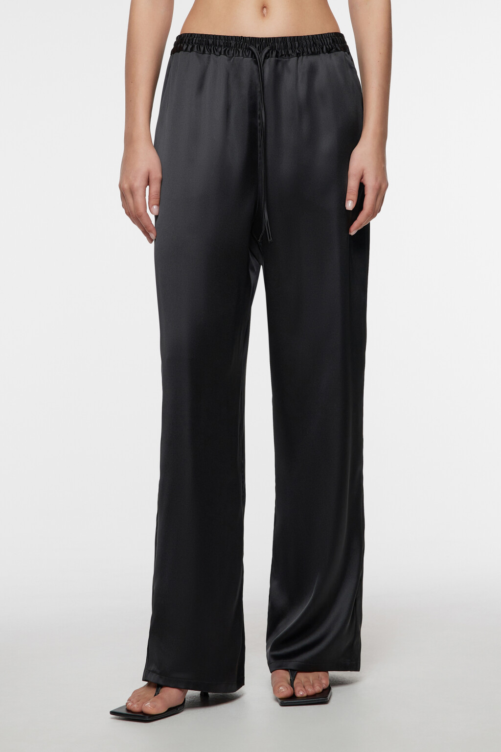 Брюки прямые атласные с поясом на завязках - цвет черный - 2