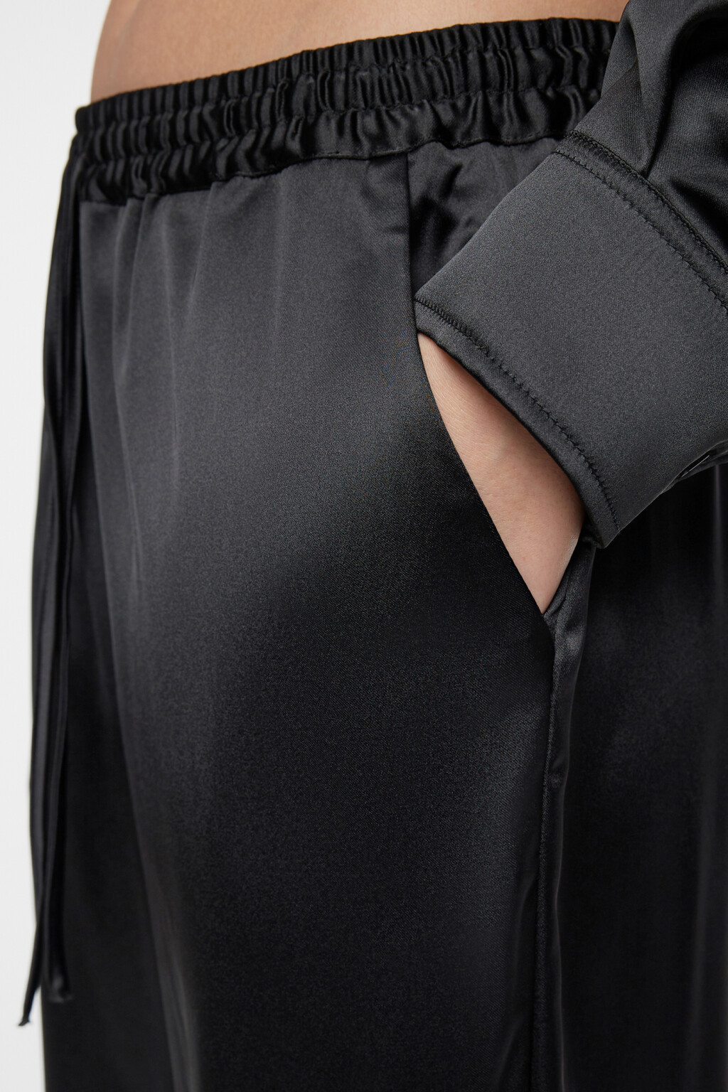 Брюки прямые атласные с поясом на завязках - цвет черный - 6