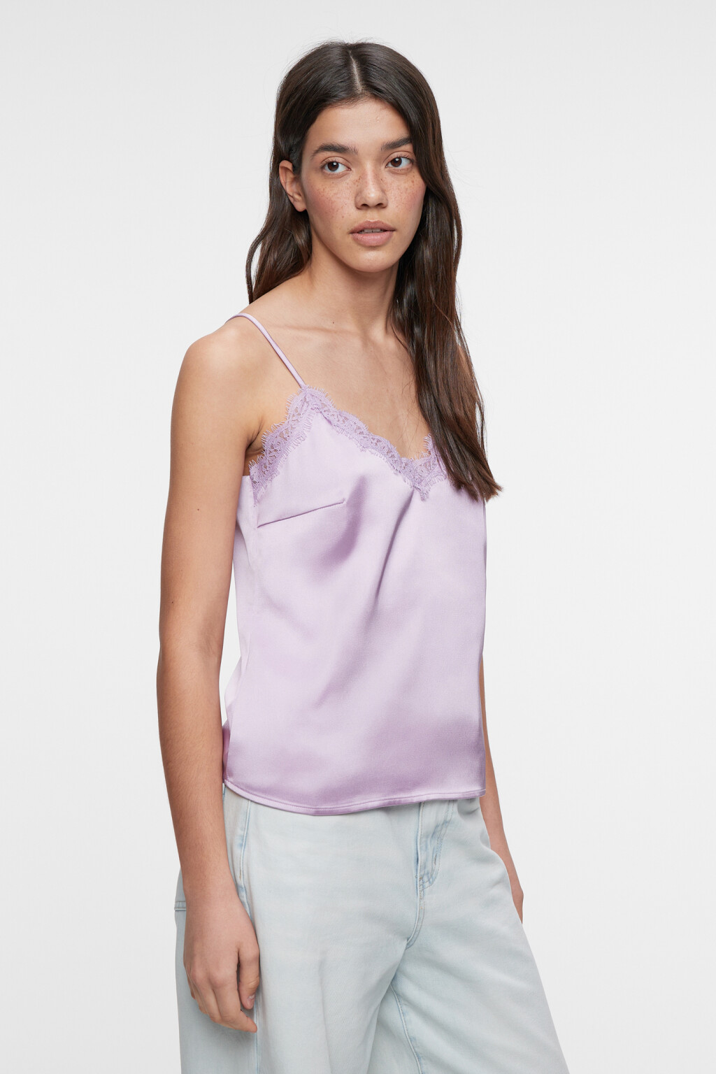 Блузка-майка сатиновая на тонких бретельках с кружевом - цвет розовый - 3