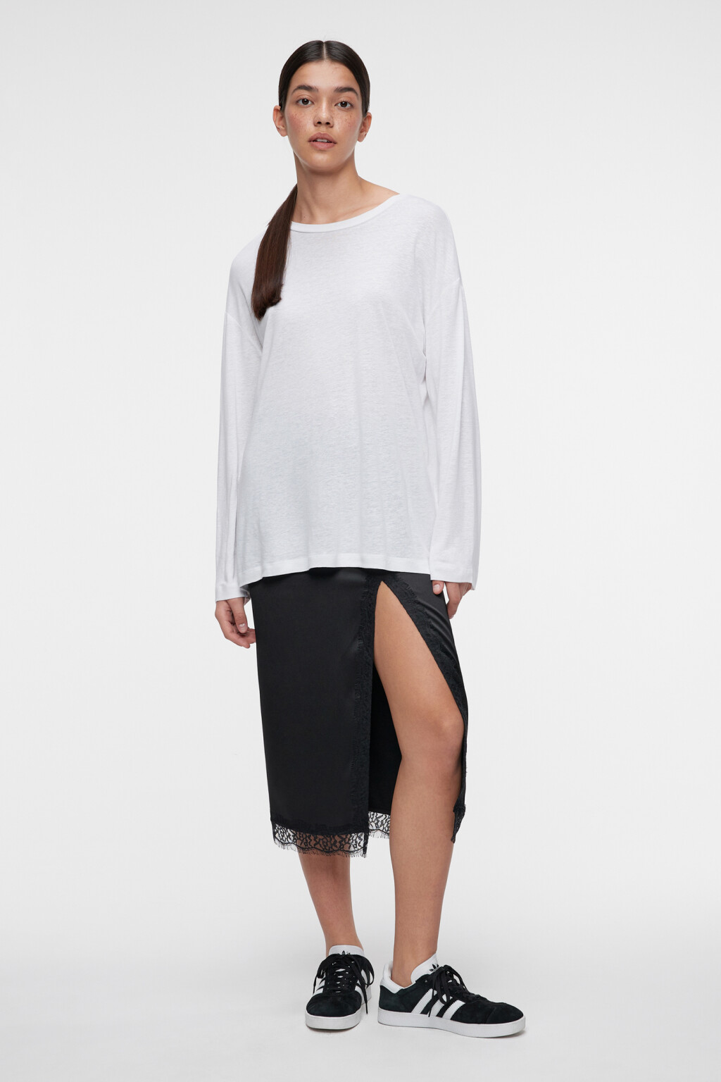 Юбка-карандаш миди сатиновая с кружевом и разрезом - цвет черный - 4