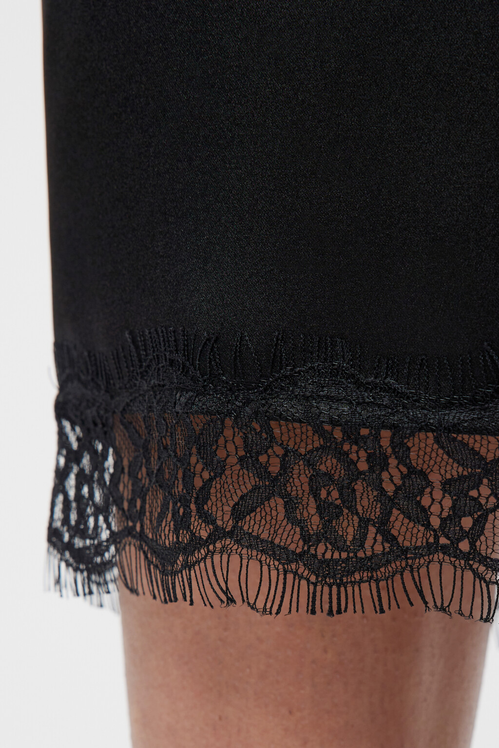 Юбка-карандаш миди сатиновая с кружевом и разрезом - цвет черный - 6