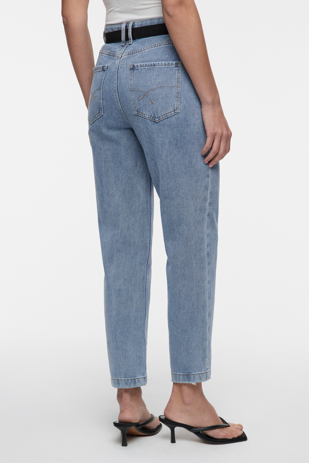 Джинсы mom-fit укороченные с бархатным ремнем - цвет голубой - 3