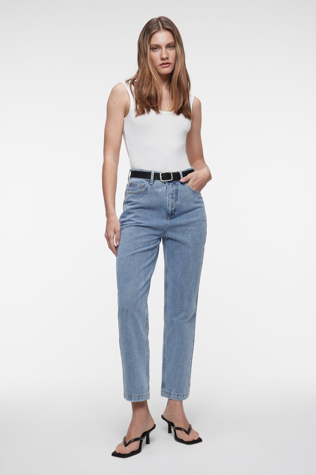 Джинсы mom-fit укороченные с бархатным ремнем - цвет голубой - 4