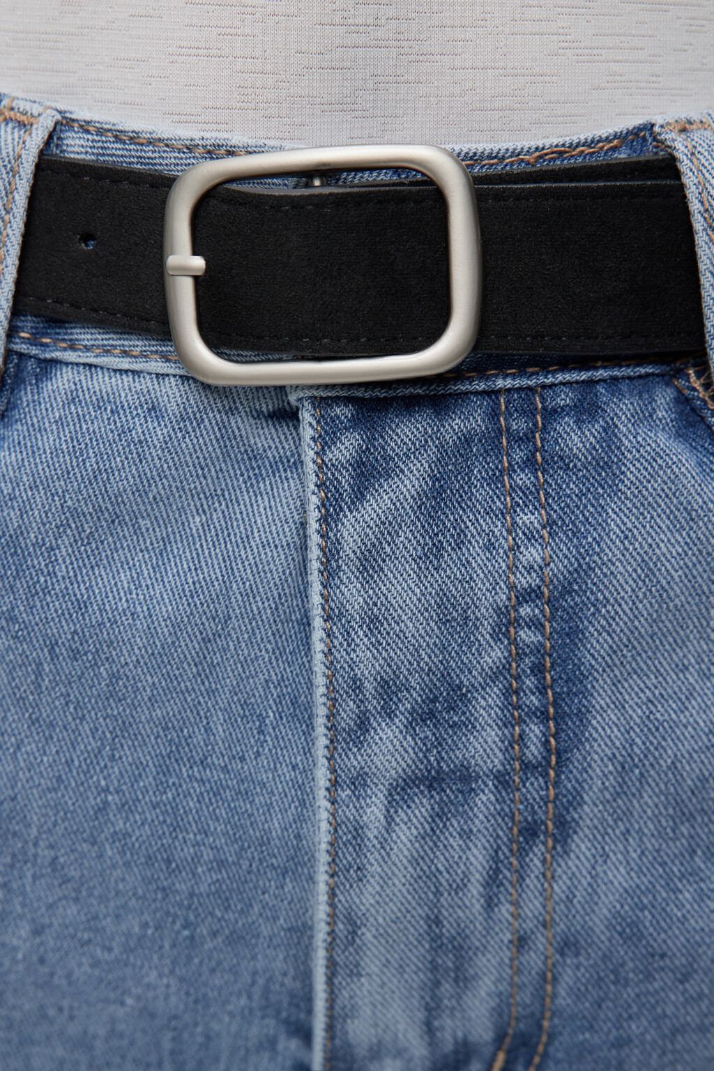 Джинсы mom-fit укороченные с бархатным ремнем - цвет голубой - 5