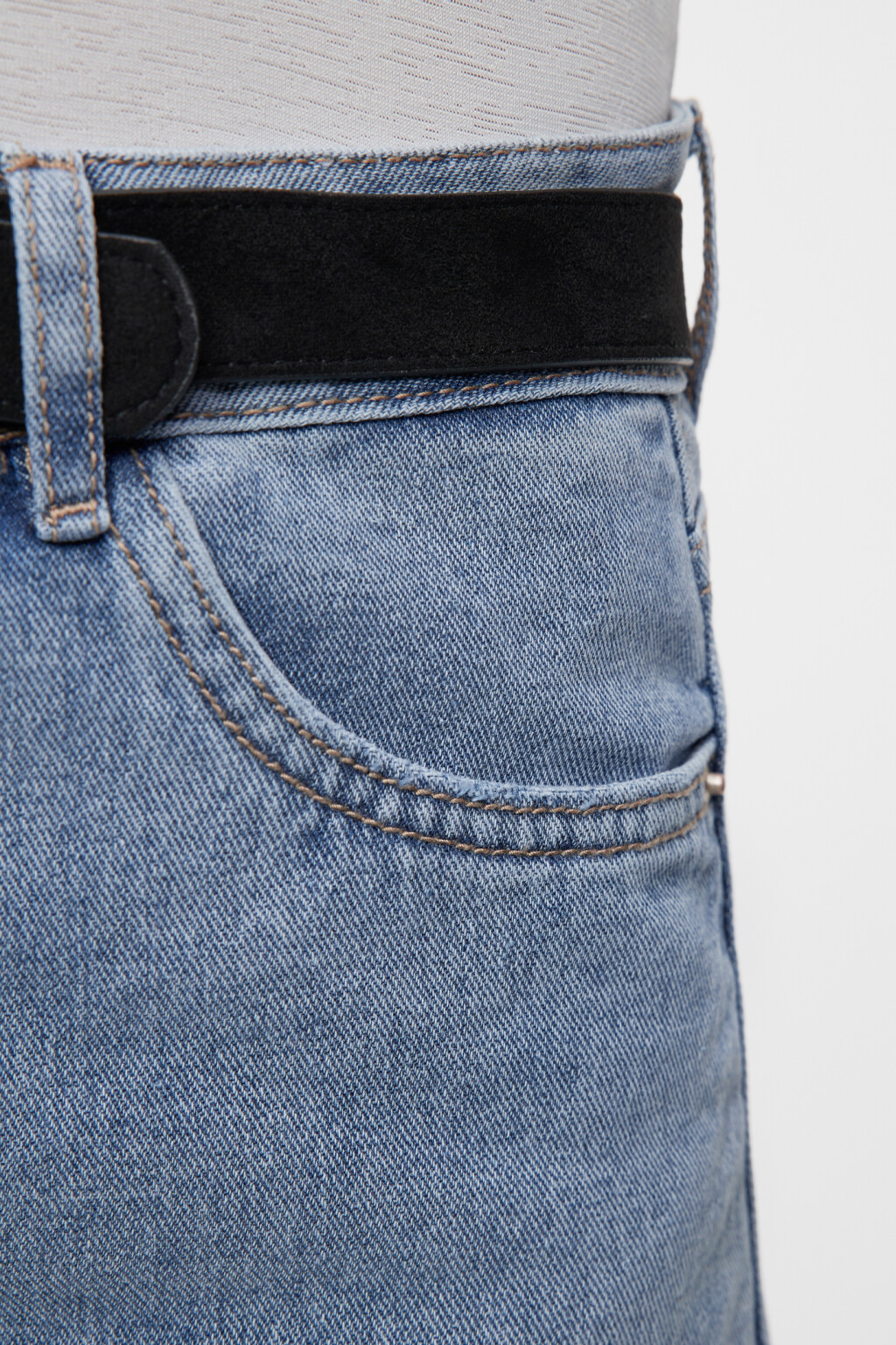 Джинсы mom-fit укороченные с бархатным ремнем - цвет голубой - 6