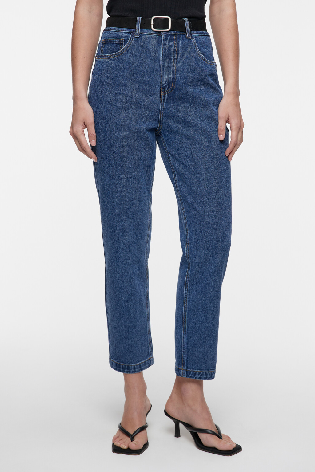 Джинсы mom-fit укороченные с бархатным ремнем - цвет голубой - 2